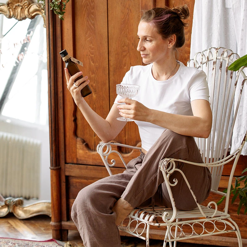 Девушка принимает тыквенное масло