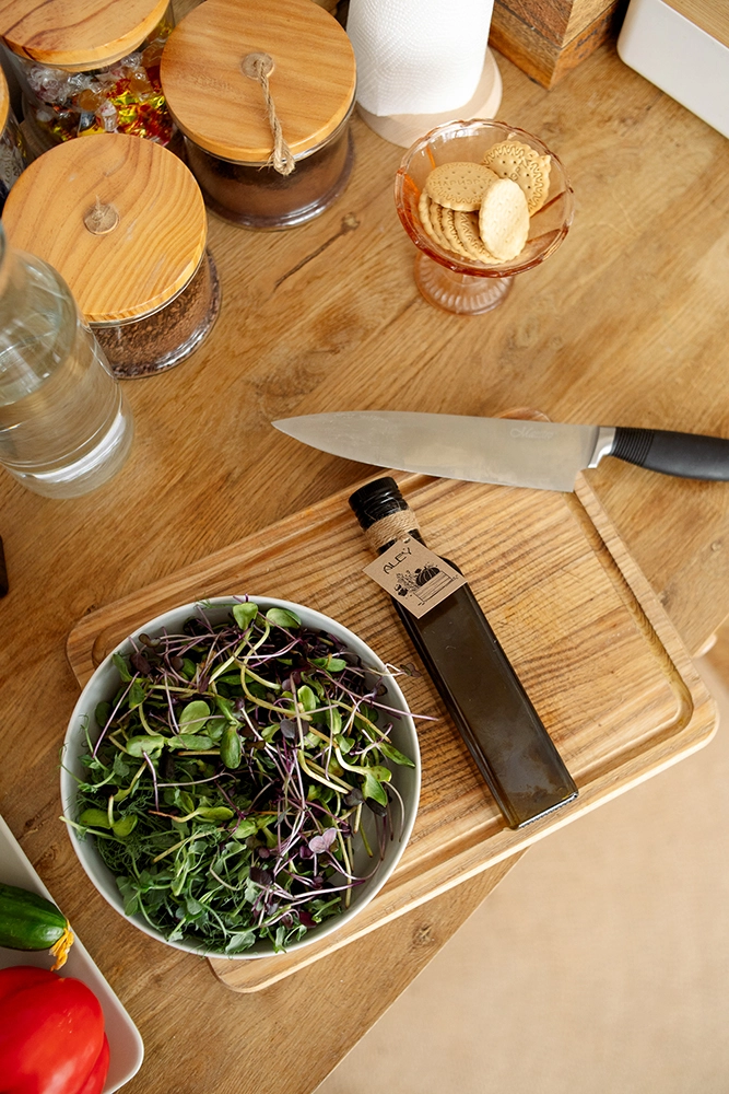 Масло наливается в тарелку