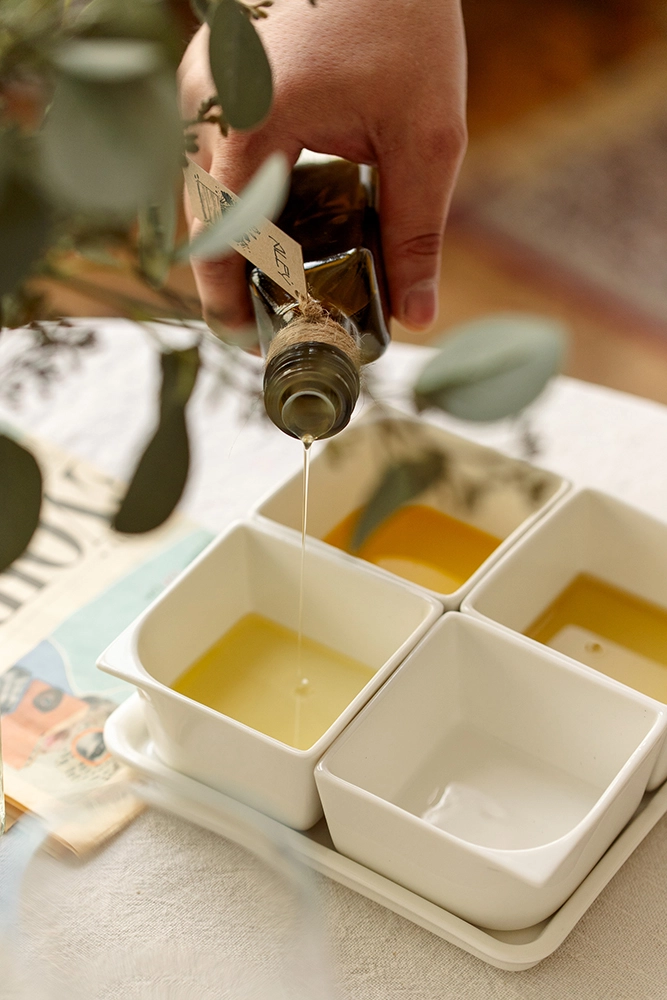 Масло наливается в тарелку