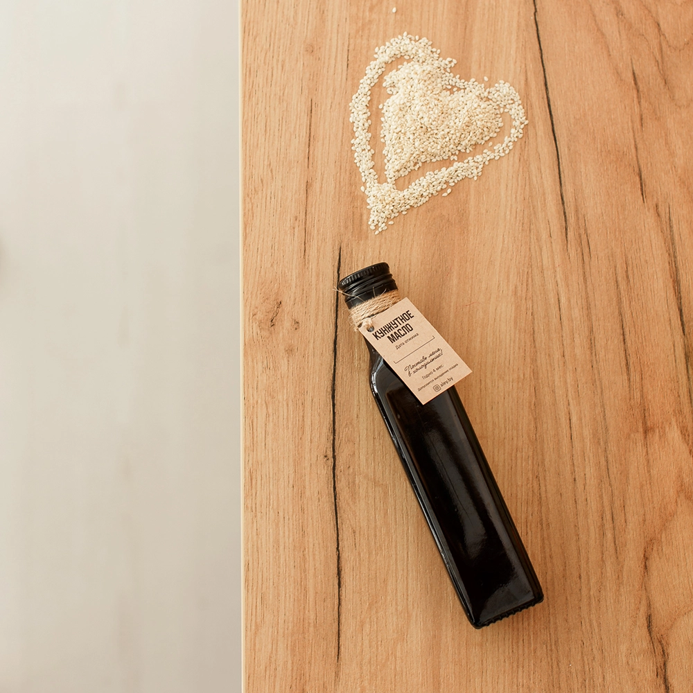 Масло кунжута в ящике с хлебом