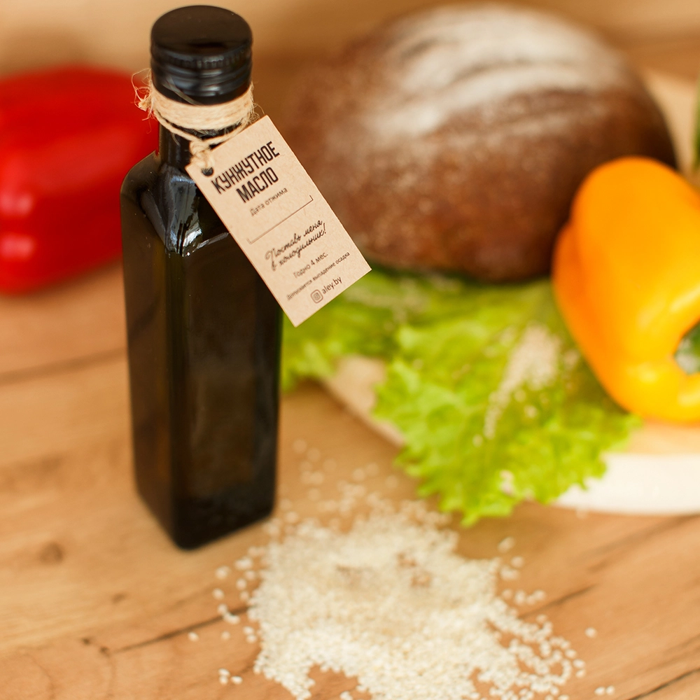 Масло кунжута в ящике с хлебом